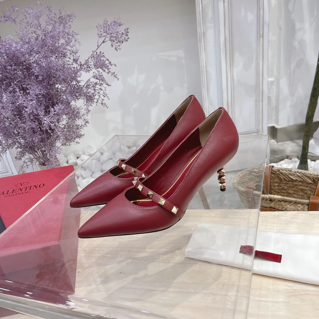 💕💕Factory direct selling price p440💕💕 Genuine leather sole +40 🆕Valentino. Valentino👑👑Latest series in the counter, the highest version, perfect details, very eye-catching catwalk series launched, V family’s hot rivet elements, luxurious and gorgeous! Various colors can be matched with beautiful clothes in spring and summer. There are many choices🎉🎉Exquisite and durable. It is copied at 1:1 of the original product. The upper foot is very pedicure-like. The key point is that it is very good and easy to control. It does not grind the feet and does not tire the feet. It is a walking artifact. The last shape is completely compared to the counter. The details are perfect. Without the original version, it would not be so exquisite! (Note! The heel shape and height are exclusively molded according to the original version, and are not randomly substituted by the market🐂) The color and texture of the fasteners are consistent with the original version! 🔺Fabric: Imported sheepskin, 🔺Lining: According to the original high-gloss imported sheepskin lining 🔺6 colors to choose from: black ➕black belt, black ➕white belt, pink, burgundy, white, apricot 🔺Number of yards: 35 to 42 yards (42 yards are not exchanged) 🔺Heel height: 7cm Rubber sole Genuine leather sole +40